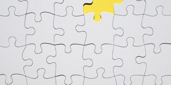 Mon sperme est jaune, faut-il s’inquiéter ? Pourquoi n’est-il plus blanchâtre ?